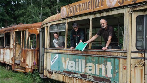Freuen sich, dass es mit den Wanderungen rund ums ehemalige Sperrzeugamt im Forst Hinzel weitergeht: Florian Offermanns (von links), Jörn Freyenhagen und Dr. Hans-Joachim Andres, der die neun Kilometer lange Tour ausgearbeitet hat.