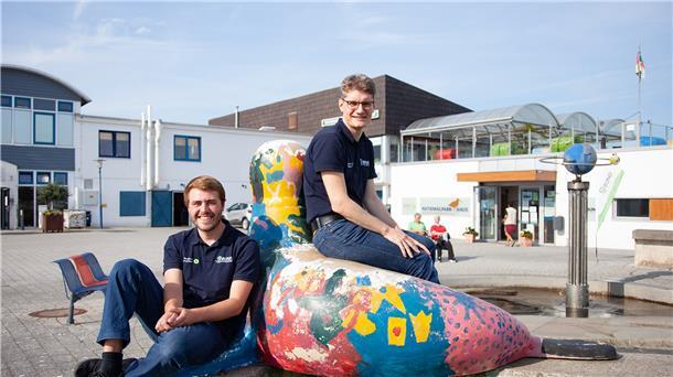 Freuen sich ihren Berufsalltag im Nationalpark-Haus Wurster Nordseeküste (Hintergrund rechts): Hausleiter Dr. Matthias Mertzen (rechts) und Christopher Hardwick.