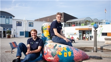 Freuen sich ihren Berufsalltag im Nationalpark-Haus Wurster Nordseeküste (Hintergrund rechts): Hausleiter Dr. Matthias Mertzen (rechts) und Christopher Hardwick.