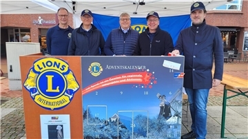 Fünf Männer hinter einem Kalender