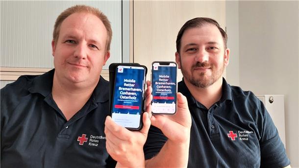 Freuen sich schon auf die Freischaltung der App „Mobile Retter“: Rettungssanitäter Florian Santen (links) und Notfallsanitäter Florian Nowacki. Sie sind beim Deutschen Roten Kreuz (DRK) in der Kreisgeschäftsstelle in Schiffdorf eingesetzt.