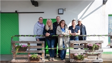 Freuen sich über beste Aussichten auf einen kleinen Lebensmittelmarkt im Raiffeisenmarkt-Gebäude in Spieka: Marco Witthohn (von links), Ilona und Ralf Löhrke, Anne Addicks, Nadine Eits und der frühere Nordholzer Ortsbürgermeister Jochen Wrede.