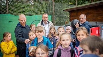 Freuen sich über das große Interesse an den Sportboxen (von links): OSC-Vizepräsident Marco Monsees, Sportdezernent Ralf Holz und Sportamtsleiter Stefan Axmann.