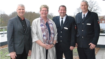 Freuen sich über das neue Dienstgebäude Auf den Diekackern in Zeven (von links): Landespolizeipräsident Axel Brockmann, Andrea Schürmann, Leiterin Polizeikommissariat Zeven, Jörg Wesemann, Leiter Polizeiinspektion Rotenburg, Polizeioberrat Andreas Kunath, Vertreter der Behörde.