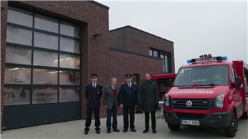 Stellvertretender Ortsbrandmeister Martin Fegebank, Ortsbrandmeister Rainer Hoffmann (Ortsbrandmeister), Ehrenbürger Jochen Wrede, Gemeindebürgermeister Marcus Itjen feiern gemeinsam den Bezug des neuen Feuerwehrhauses in Cappel-Neufeld