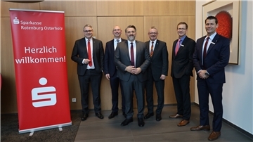 Freuen sich über das Vorstandsteam (von links): Rotenburgs Landrat Marco Prietz, Prof. Dr. Tim Jesgarzewski, Marko Putaro, der Osterholzer Landrat Bernd Lütjen, Stefan Kalt und Thorben Prenntzell.