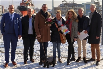 Übergabe des Hauptpreises des Online-Adventskalenders der Bremerhavener Quartiere