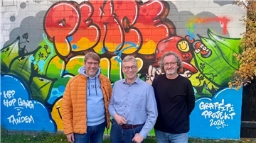 Freuen sich über den Förderbescheid aus Hannover: Vorsitzender Prof. Dr. Carsten Konrad mit seinem Stellvertreter Andreas von Glahn und Kassenwart Uwe Schradick vom Bündnis gegen Depression im Landkreis Rotenburg. Das Bündnis wurde am 25. Mai 2016 gegründet und ist als gemeinnütziger Verein anerkannt. Der Verein soll dazu beitragen, das gesundheitliche Wohl psychisch Kranker zu fördern, die Minderversorgung dieser Patienten zu beseitigen und Maßnahmen zu unterstützen, welche die Diagnose, Prävention und Therapie von Depressionen verbessern.