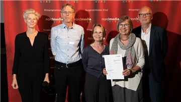 Freuen sich über den Preis für das Kommunale Kino Bremerhaven (von links): Birgit Möller (Preispatin), Bernd Glawatty, Marita Wetjen, Silke Siedenburg (alle KoKi Bremerhaven) und Thomas Schäffer (Nordmedia).