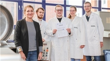 Freuen sich über den Preis: Prof. Dr. Frederike Reimold, Marcel Prill, Liam Blechner, Marie Heuer, Erik Schledermann (von links).