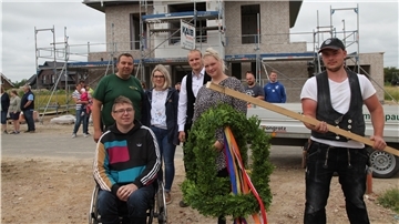 Freuen sich über den schönen Richtkranz (hinten, von links): Paul Loskan (Bau-Unternehmer), Lydia Loskan, Waldemar Hofmann, Bauherr Marvin Holst (vorne) und Bauherrin Yvonne Holst.