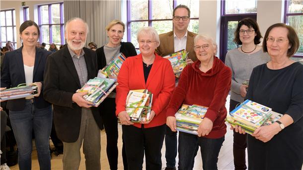 Freuen sich über die Bücherpakete (von links): Martina Tietjen, Rolf Stindl, Margitta Reh-Segebade, Sigrid Jahns, Tim Behling, Ulrike Schmiegel-Homann, Kerstin Kerstin Ras-Dürschner und Esther Lindenau. 