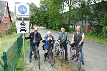 Freuen sich über die erste Fahrradstraße in der Gemeinde Loxstedt (von links): Ordnungsamtsleiter Jörg Grosse, Nesses Ortsvorsteherin Susanna Köster, Bürgermeister Detlef Wellbrock und Loxstedts Ortsvorsteher Frank Albers.