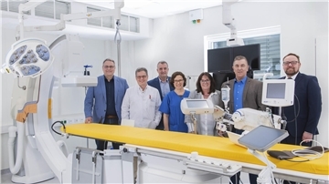 Freuen sich über die Neuanschaffung für die Kardiologie am OsteMed Klinikum: Marco Prietz (Landrat), PD Dr. med. Sebastian Philipp (Chefarzt Elbe Kliniken und OsteMed); Michael Fuisting (Prokurist ); Maria Assitis ( Fachärztin für Innere Medizin und Kardiologie); Dagmar Michaelis ( Pflegedirektorin OsteMed Klinik); Siegfried Ristau (Geschäftsführer Elbe Kliniken und OsteMed) und Rainer Röhrs (Geschäftsführer OsteMed).