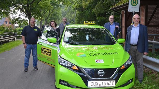 Freuen sich über die neue AST-Linie (von links): Michael Brümmer (Taxenruf Geestland), Stadträtin Gabi Kasten, Roman Prager, KVG-Verkehrsplaner, Geestlands Bürgermeister Thorsten Krüger und Günther Eggers, Ortsbürgermeister von Hymendorf. 