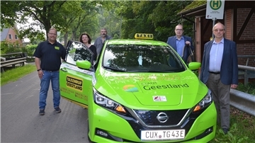 Freuen sich über die neue AST-Linie (von links): Michael Brümmer (Taxenruf Geestland), Stadträtin Gabi Kasten, Roman Prager, KVG-Verkehrsplaner, Geestlands Bürgermeister Thorsten Krüger und Günther Eggers, Ortsbürgermeister von Hymendorf. 