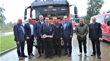 Freuen sich über die neuen Fahrzeuge für die Köhlener und Debstedter Feuerwehr (von links): Peter Steffens (stellvertretender Vorsitzender im Ausschuss für Feuerwehr, Sicherheit und Ordnung), Rafael Platek (Ortsbürgermeister in Drangstedt), Claus Seebeck (Fraktionsvorsitzender der CDU), Christian Holst (Ortsbrandmeister in Debstedt), Friedrich Meyerherm (Stadtbrandmeister), Thorsten Krüger (Bürgermeister), Bernd Krüger (Ortsbürgermeister in Debstedt) und Heinz Hubert (Ortsbrandmeister in Köhlen).