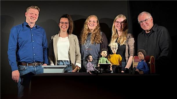 Freuen sich über eine gelungene Aufführung (v. l. n. r.): Helge Plöger (Schulleiter Grundschule Abbehausen), Maren Ozanna, Rena Helms (AWO), Nele Reumann (AWO), Jens Heidtmann (Holzwurmtheater)