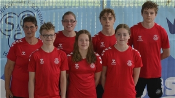 Eine Gruppe Schwimmer posiert für die Kamera.