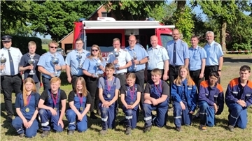 Die Sieger des Samtgemeinde-Feuerwehrwettkampfs zum 75-jährigen Jubiläum in Fehrenbruch.