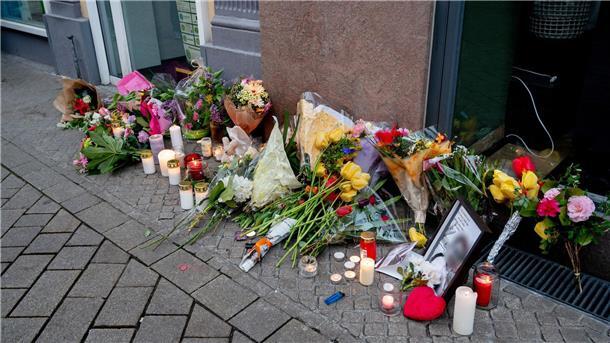 21-Jähriger stirbt nach Schüssen aus Polizeiwaffe Freunde des durch Polizeischüsse getöteten 21-Jährigen haben in Oldenburg Blumen niedergelegt und Kerzen aufgestellt.