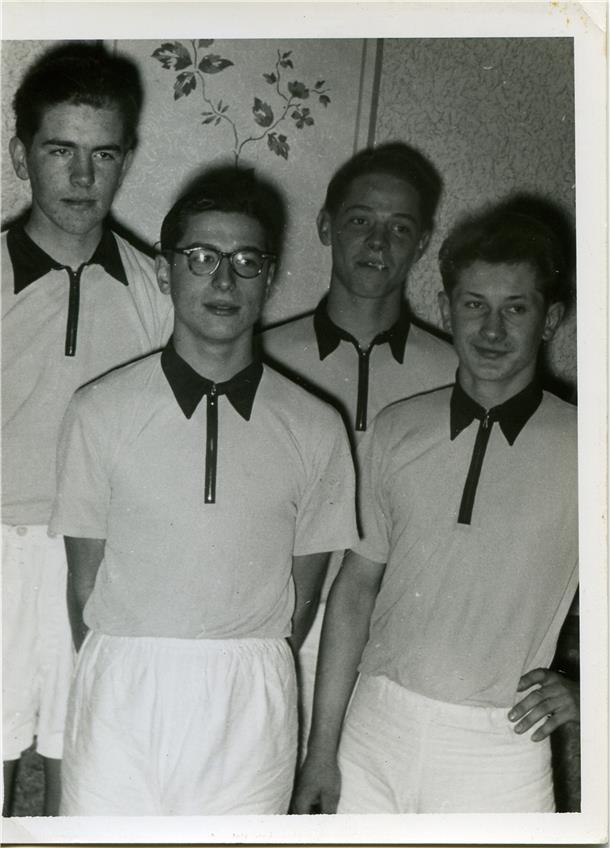 Tischtennisspiel als Volkssport Freundlich und bis oben zugeknöpft präsentiert sich diese Mannschaft aus Seefeld oder Schweewarden.