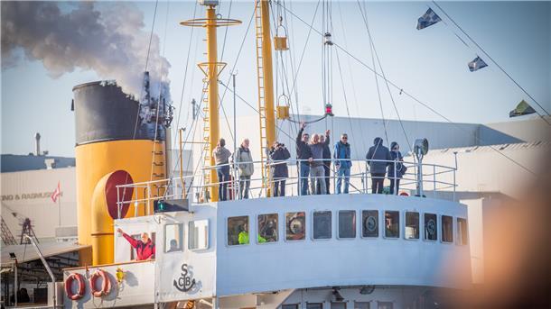 Freundliches Zuwinken von der "Wal" in Vegesack.