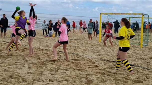 Geschwister aus Loxstedt teilen Liebe zum Handball Hedy Gretschel in Aktion beim Beachhandball.