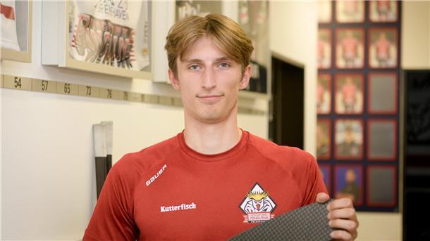 Mit Strasen steht ein waschechter Bremerhavener im Pinguins-Tor Ein Eishockeyspieler hält einen Schläger in der Hand.
