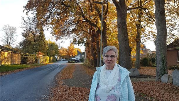Freyja Schwabe ist ratlos: Sie ist verpflichtet, das viele Laub vor ihrem Grundstück zu sammeln, aber wo soll sie es lassen?