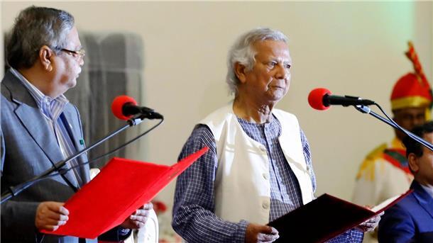 Friedensnobelpreisträger Muhammad Yunus (r) legt seinen Amtseid als Chef der Übergangsregierung von Bangladesch ab. (Foto Archiv)