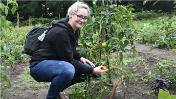 Das Foto zeigt Friederike Schiewe in in ihrem Miet-Beet. 