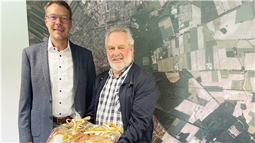 Samtgemeindebürgermeister Henning Fricke verabschiedet den langjährigen Friedhofsgärtner Henk de Vos. 
