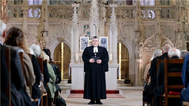 Evangelische Kirche ringt um Positionen zu Krieg und Klima Friedrich Kramer, Landesbischof der Evangelischen Kirche in Mitteldeutschland, predigt beim Eröffnungsgottesdienst der Synode im Magdeburger Dom.