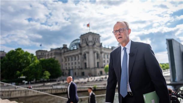 Friedrich Merz auf dem Weg zum Interview.