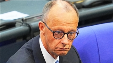 Der designierte Bundeskanzler Friedrich Merz (CDU) geht vor dem ersten Wahlgang der Kanzlerwahl durch den Plenarsaal.