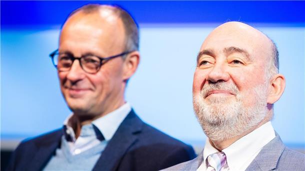 Merz fordert schnelle Entscheidungen in Migrationskrise Friedrich Merz (l), CDU-Bundesvorsitzender und Fraktionsvorsitzender der CDU/CSU-Fraktion, und Ron Prosor, Botschafter Israels in Deutschland, beim 75. Deutschlandtag der Jungen Union.