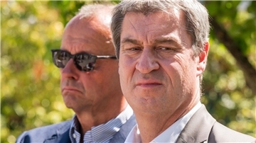 Friedrich Merz (l) und Markus Söder (CSU) nehmen an einer Pressekonferenz teil.