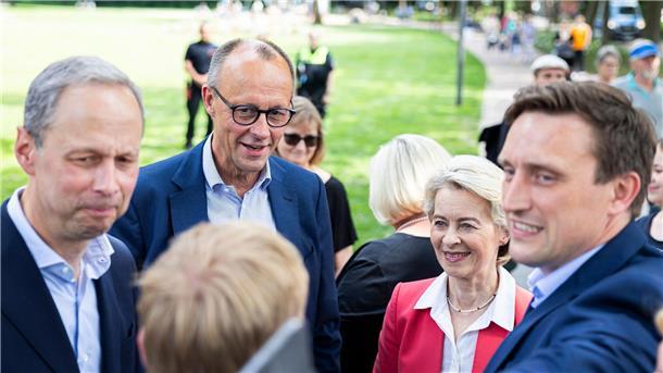 Lechner: Schwarz-Grün im Bund aktuell nicht vorstellbar Friedrich Merz und Sebastian Lechner bei einem gemeinsamen Wahlkampfauftritt vor der Europawahl. (Archivbild)