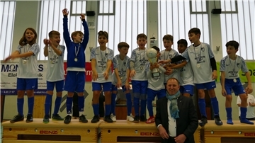 Friedrich Norden, Vizepräsident des Bremer Fußball-Verbandes (BFV) übrreichte den E1-Junioren der Leher TS den Siegerpokal.