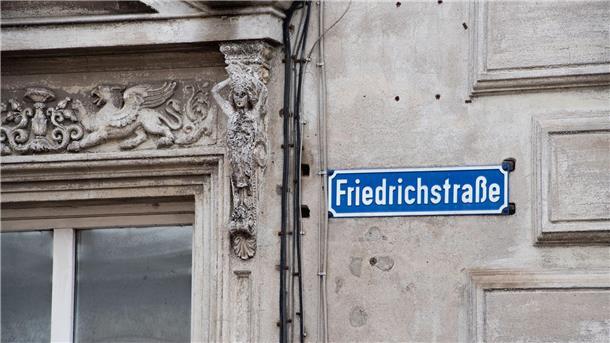 Friedrich war der Namen von Königen. Deshalb gibt es viele Straßen, die so heißen.