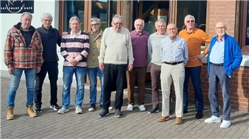 Frischten ihre Erinnerungen an das Freundschaftsspiel gegen Real Madrid auf: Ehemalige Spieler und Verantwortliche des damaligen Verbandsligisten SFL Bremerhaven.