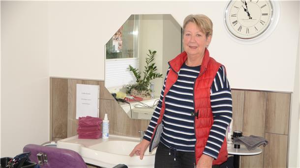 Friseurin Martha Ketelhut in ihrem kleinen Frisiersalon in ihrem Wohnhaus in Ihlienworth. Sie sah sich während des Lockdowns im April dem Vorwurf ausgesetzt, Kunden illegal frisiert zu haben.