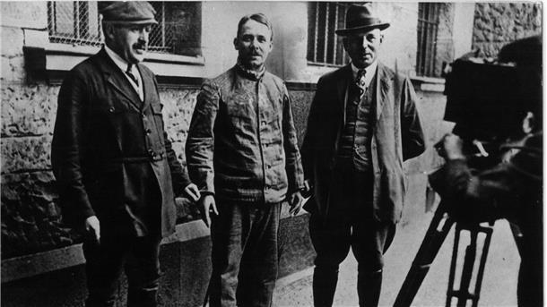 „Warte, warte nur ein Weilchen“ - Tod eines Serienmörders Fritz Haarmann - hier auf einem undatierten Archivbild in der Mitte - ermordete mindestens 24 Jungen und junge Männer.