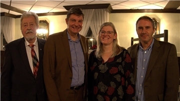 Fröhliche Gesichter beim Stiftungsessen (von links): Hermann Oerding (stellvertretender Vorsitzender der Stiftung), Superintendent Carsten Stock, Mechthild Stürcke und Stiftungsvorsitzender Werner Oerding.