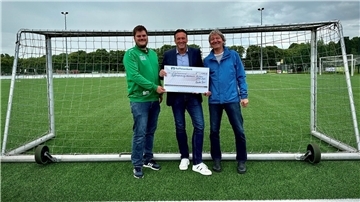 Fröhliche Gesichter und ein Scheck (von links): Bastian Möhlmann (Jugendleitung TSV Abbehausen), Frerk Duhm (Raiffeisenbank) und Winfried Korter (Jugendleitung TSV Abbehausen).