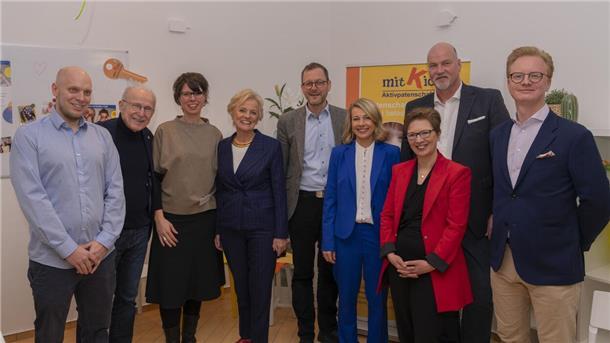 Froh über das neue Domizil (von links): Marc Dieckell, Willi Lemke, Sandra Ullrich-Rahmer, Ingrid Ehlerding, Martin Günthner, Cassandra Fee Berndt, Dr. Claudia Schilling, Carsten Haake und John Ehlerding.