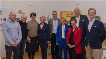 Froh über das neue Domizil (von links): Marc Dieckell, Willi Lemke, Sandra Ullrich-Rahmer, Ingrid Ehlerding, Martin Günthner, Cassandra Fee Berndt, Dr. Claudia Schilling, Carsten Haake und John Ehlerding.
