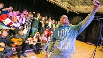 Frontmann Chris Harms von der deutschen ESC-Band Lord Of The Lost  in der deutsch-britischen St. Hildas High School.