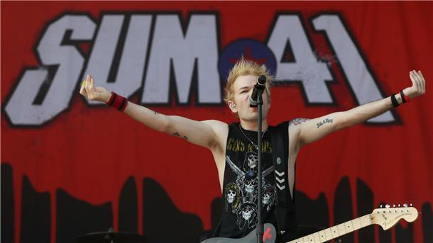 Punkrockband Sum 41 löst sich nach 27 Jahren auf Frontmann Deryck Whibley mit Sum 41 beim Festival „Rock im Park“ (2017).